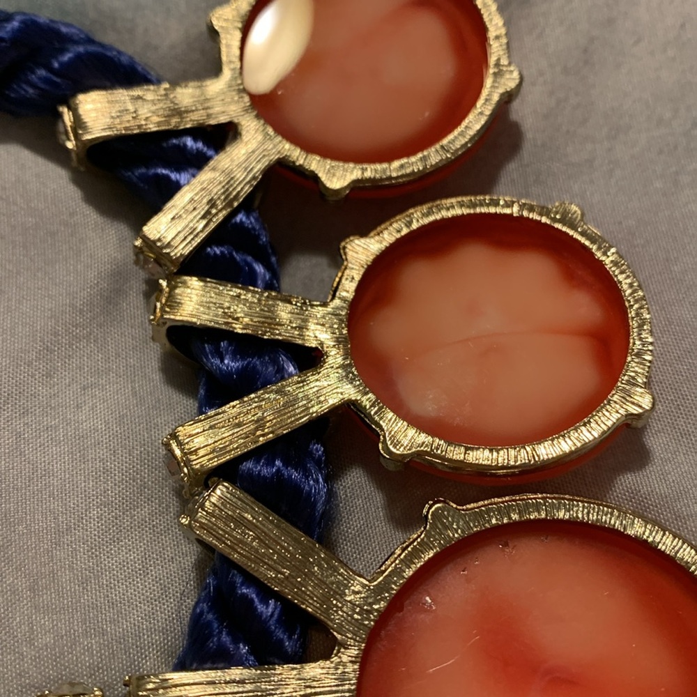 Necklace eye catching and unique peach coral colored and blue and goldtone - Picture 2 of 6